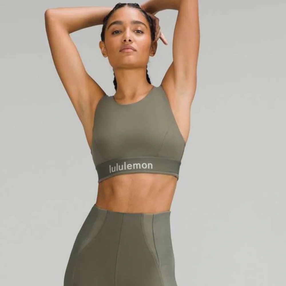 Everlux High-Neck Back-Keyhole Train Bra - Picture 3 of 11